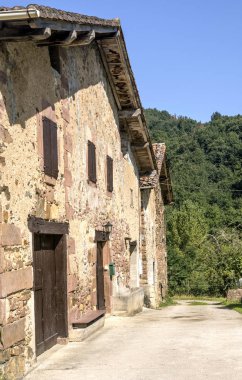Bulutlu bir günde İspanya Navarra Pyrenees dağlarda alanları ile orman evi.