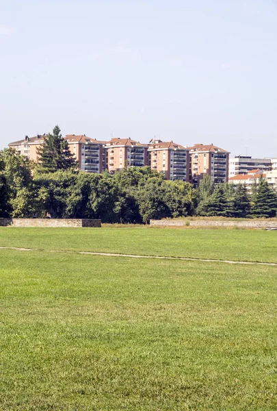Bulutlu bir günde İspanya Navarra Pyrenees dağlarda alanları ile orman evi.