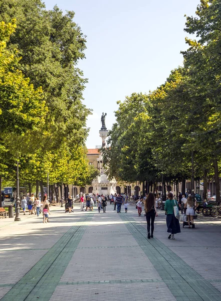 Pamplona, Navarra, İspanya-Eylül 2018. İnsanlar yürürken, insanlar ve her iki tarafta binalar ile Pamplona, Navarre sokaklarında. Pamplona, Navarra eyaletinin başkenti İspanya bir şehirdir. Boğa güreşleri kutlama için esas olarak bilinir (