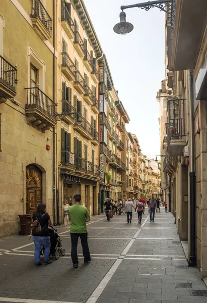Pamplona, Navarra, İspanya-Eylül 2018. İnsanlar yürürken, insanlar ve her iki tarafta binalar ile Pamplona, Navarre sokaklarında. Pamplona, Navarra eyaletinin başkenti İspanya bir şehirdir. Boğa güreşleri kutlama için esas olarak bilinir (