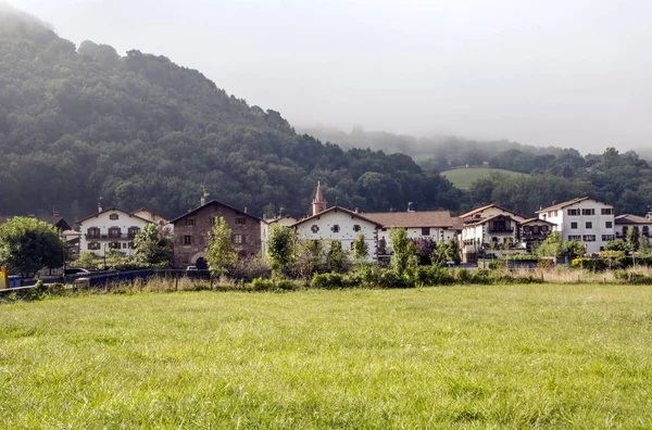 Casa Nella Foresta Con Campi Nelle Montagne Dei Pirenei Della — Foto Stock