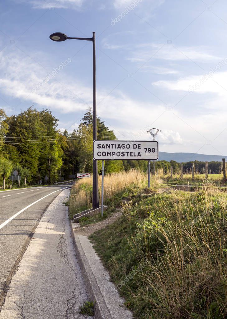 The houses and religious institutions and attention to the pilgrims Jacobean are in the town of Roncesvalles, located at the foot of Ibaeta, where the famous llanada starts in which the songs of deeds locate the battle against the Carolingians. 