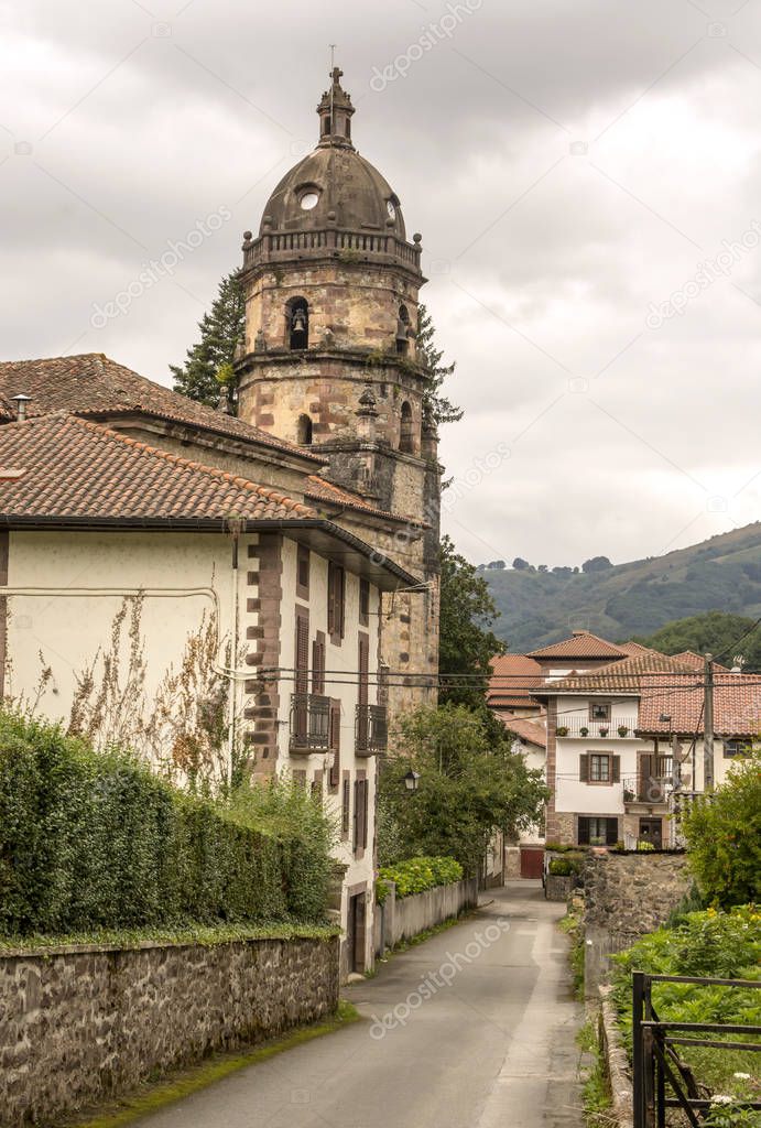 The houses and religious institutions and attention to the pilgrims Jacobean are in the town of Roncesvalles, located at the foot of Ibaeta, where the famous llanada starts in which the songs of deeds locate the battle against the Carolingians.