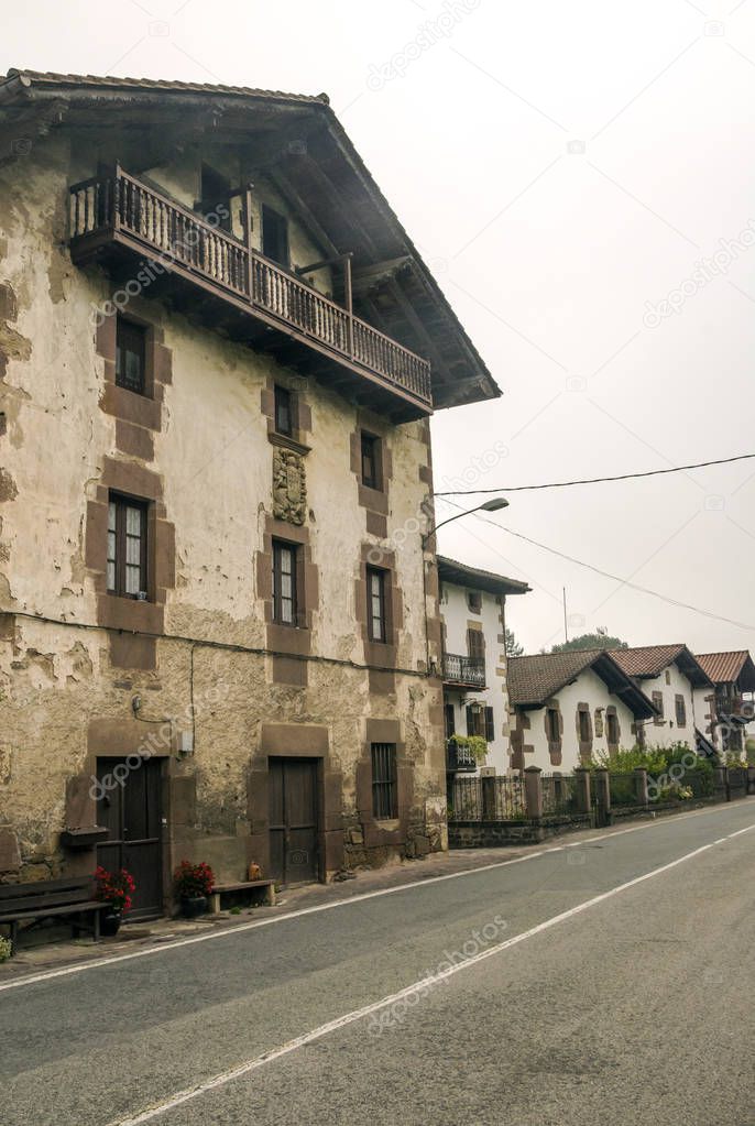 The houses and religious institutions and attention to the pilgrims Jacobean are in the town of Roncesvalles, located at the foot of Ibaeta, where the famous llanada starts in which the songs of deeds locate the battle against the Carolingians.