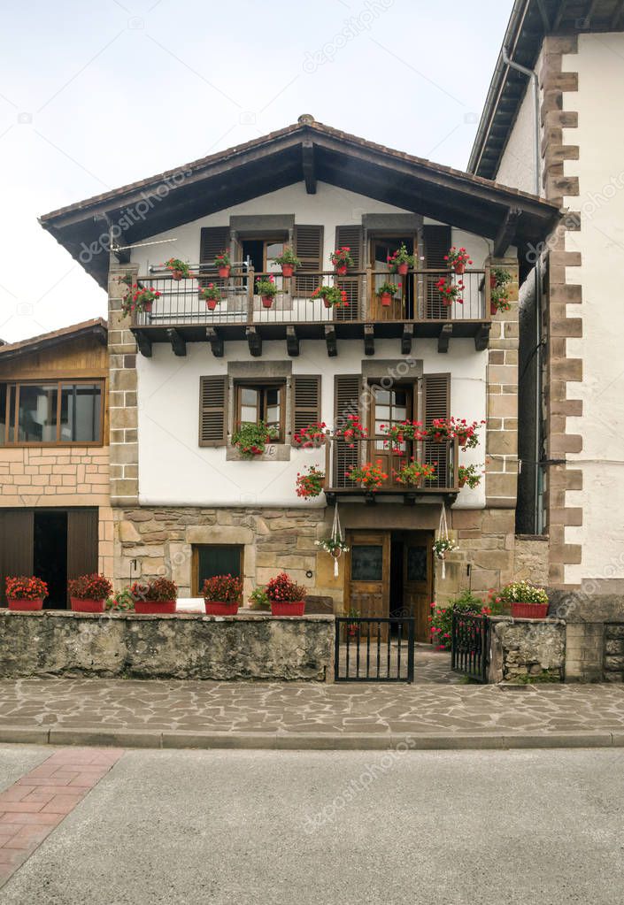 The houses and religious institutions and attention to the pilgrims Jacobean are in the town of Roncesvalles, located at the foot of Ibaeta, where the famous llanada starts in which the songs of deeds locate the battle against the Carolingians.