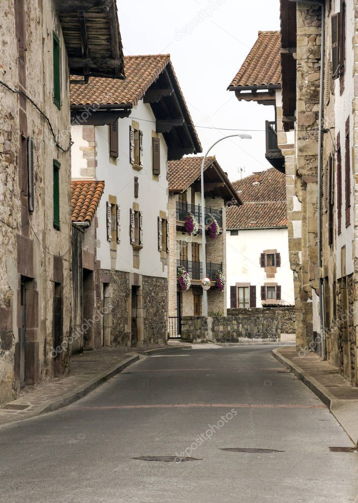 The houses and religious institutions and attention to the pilgrims Jacobean are in the town of Roncesvalles, located at the foot of Ibaeta, where the famous llanada starts in which the songs of deeds locate the battle against the Carolingians.