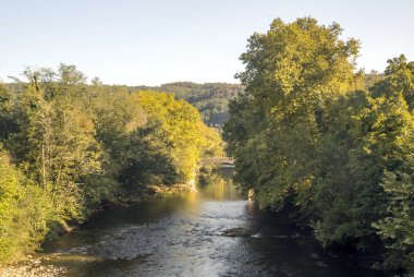 Bulutlu bir günde Navarre'deki Pireneler dağlarında nehir