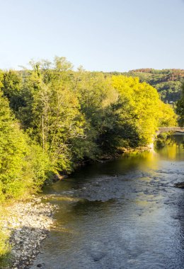 Bulutlu bir günde Navarre'deki Pireneler dağlarında nehir
