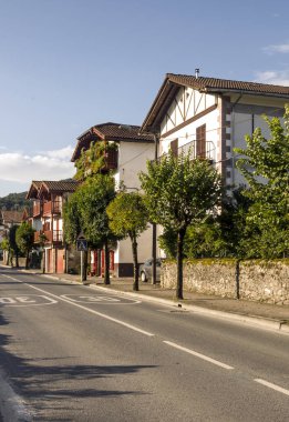 Evler ve dini kurumlar ve hacılar Jacobean dikkat Roncesvalles kasaba Ibaeta, ünlü llanada başladığı hangi işler şarkıları bulmak eteklerinde yer alan çoğu Carolingians karşı savaş