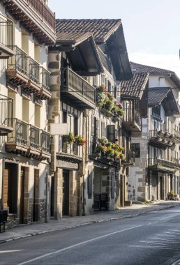 Evler ve dini kurumlar ve hacılar Jacobean dikkat Roncesvalles kasaba Ibaeta, ünlü llanada başladığı hangi işler şarkıları bulmak eteklerinde yer alan çoğu Carolingians karşı savaş.