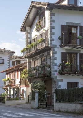 Evler ve dini kurumlar ve hacılar Jacobean dikkat Roncesvalles kasaba Ibaeta, ünlü llanada başladığı hangi işler şarkıları bulmak eteklerinde yer alan çoğu Carolingians karşı savaş.