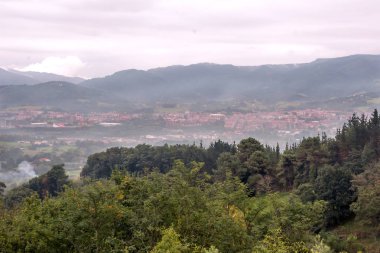 Bask Ülkesi'Irun Hava görünümünü bulutlu bir günde