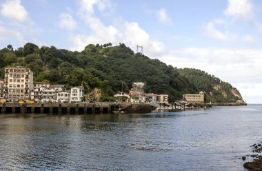 Bulutlu bir günde San Sebastian sahil. 