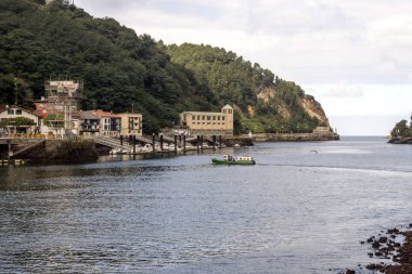 Bulutlu bir günde San Sebastian sahil. 