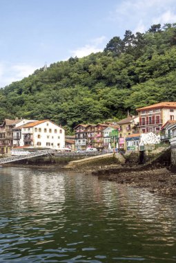 Bulutlu bir günde San Sebastian sahil. 