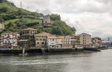 Bulutlu bir günde San Sebastian sahil. 