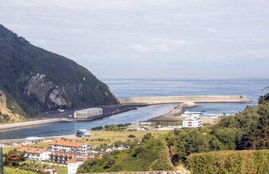 Bask Ülkesi İspanya bulutlu bir günde denizin içinde belgili tanımlık geçmiş ile dağlarda
