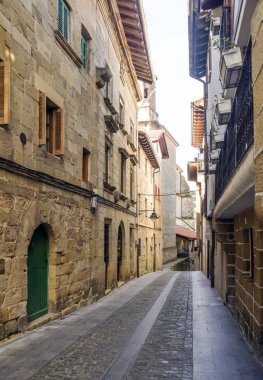 Bulutlu bir günde Bask Ülkesi kırsal bir kasabada sokakta.