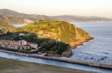 Güneşli bir gün sahilde Zumaia