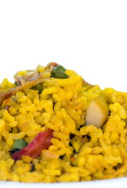 Arka plan bulanık tarafından çevrili bir tabakta servis paella