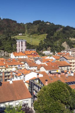 İspanyol Bask Ülkesi suuny gün kırsal kasabada