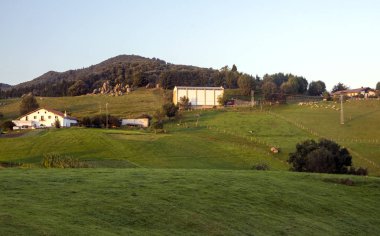 Güneşli bir günde İspanyol Bask Ülkesi'kırsal köyde Meadows.