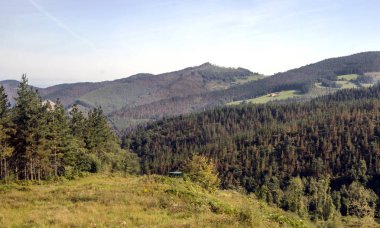 Güneşli bir günde İspanyol Bask Ülkesi'dağlar