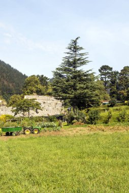 Güneşli bir günde İspanyol Bask Ülkesi'dağlar