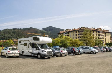 Zumaya, İspanya-Eylül 2018. Araba ve karavan İspanyol Bask Ülkesi'için güneşli bir günde otopark