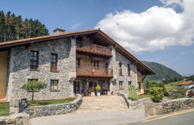 İspanyol Bask Ülkesi suuny gün kırsal kasabada