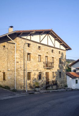 İspanyol Bask Ülkesi suuny gün kırsal kasabada