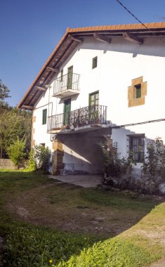 İspanyol Bask Ülkesi suuny gün kırsal kasabada