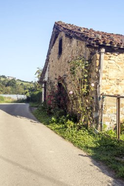 İspanyol Bask Ülkesi suuny gün kırsal kasabada