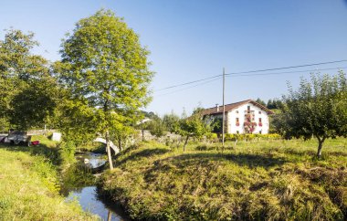 Güneşli bir günde İspanyol Bask Ülkesi'dağlar