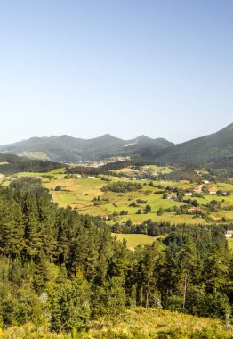 Güneşli bir günde İspanyol Bask Ülkesi'dağlar