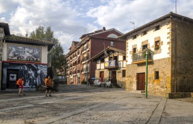 Zumaya, İspanya-Eylül 2018. Güneşli bir günde orada insanlarla İspanyol şehrin sokak.