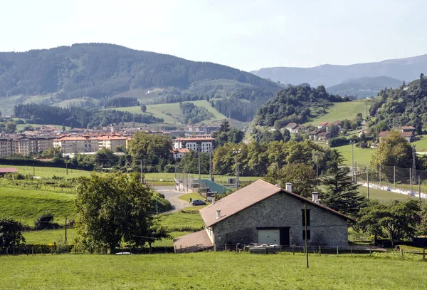 Louky Odlehlé Vesnici Španělském Baskicku Slunečný Den — Stock fotografie