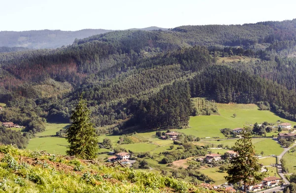 晴れた日にスペインのバスク地方の山々 — ストック写真