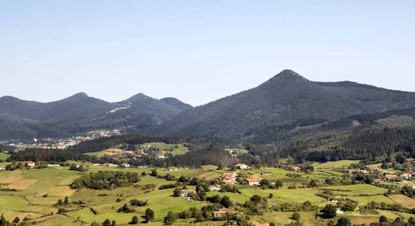 在西班牙巴斯克国家的山脉在一个阳光明媚的日子 — 图库照片