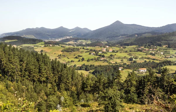 在西班牙巴斯克国家的山脉在一个阳光明媚的日子 — 图库照片