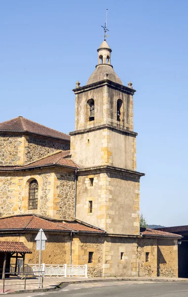 晴れた日にスペインのバスクの国では 道路上のロマネスク様式の教会 — ストック写真