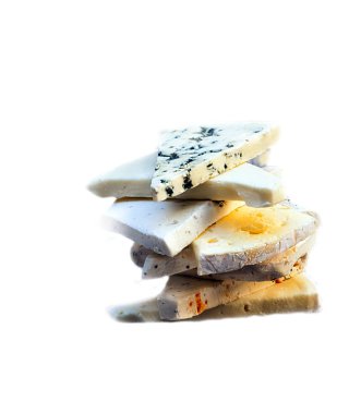 Beyaz arka plan tarafından çevrili peynir