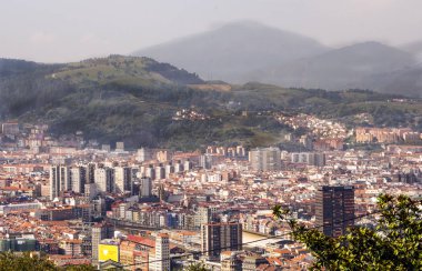 Bulutlu bir günde Bilbao İspanya'nın havadan görünümü
