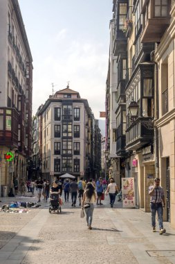 Bilbao, İspanya-Eylül, 2018. İnsanlar onları güneşli bir günde bir şehir sokak. Ciry hayatını