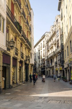 Bilbao, İspanya-Eylül, 2018. İnsanlar onları güneşli bir günde bir şehir sokak. Ciry hayatını