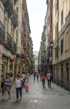 Bilbao, İspanya-Eylül, 2018. İnsanlar onları güneşli bir günde bir şehir sokak. Ciry hayatını
