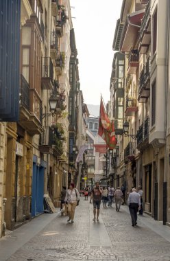 Bilbao, İspanya-Eylül, 2018. İnsanlar onları güneşli bir günde bir şehir sokak. Ciry hayatını