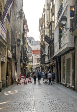 Bilbao, İspanya-Eylül, 2018. İnsanlar onları güneşli bir günde bir şehir sokak. Ciry hayatını