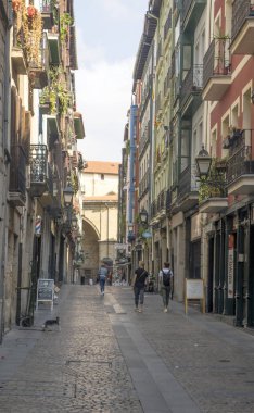 Bilbao, İspanya-Eylül, 2018. İnsanlar onları güneşli bir günde bir şehir sokak. Ciry hayatını