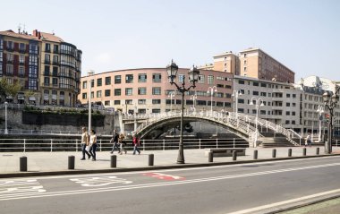 Bilbao, İspanya-Eylül 2018. Nehir şehrin kıyıya insanlarla. Şehir hayatı tarif.